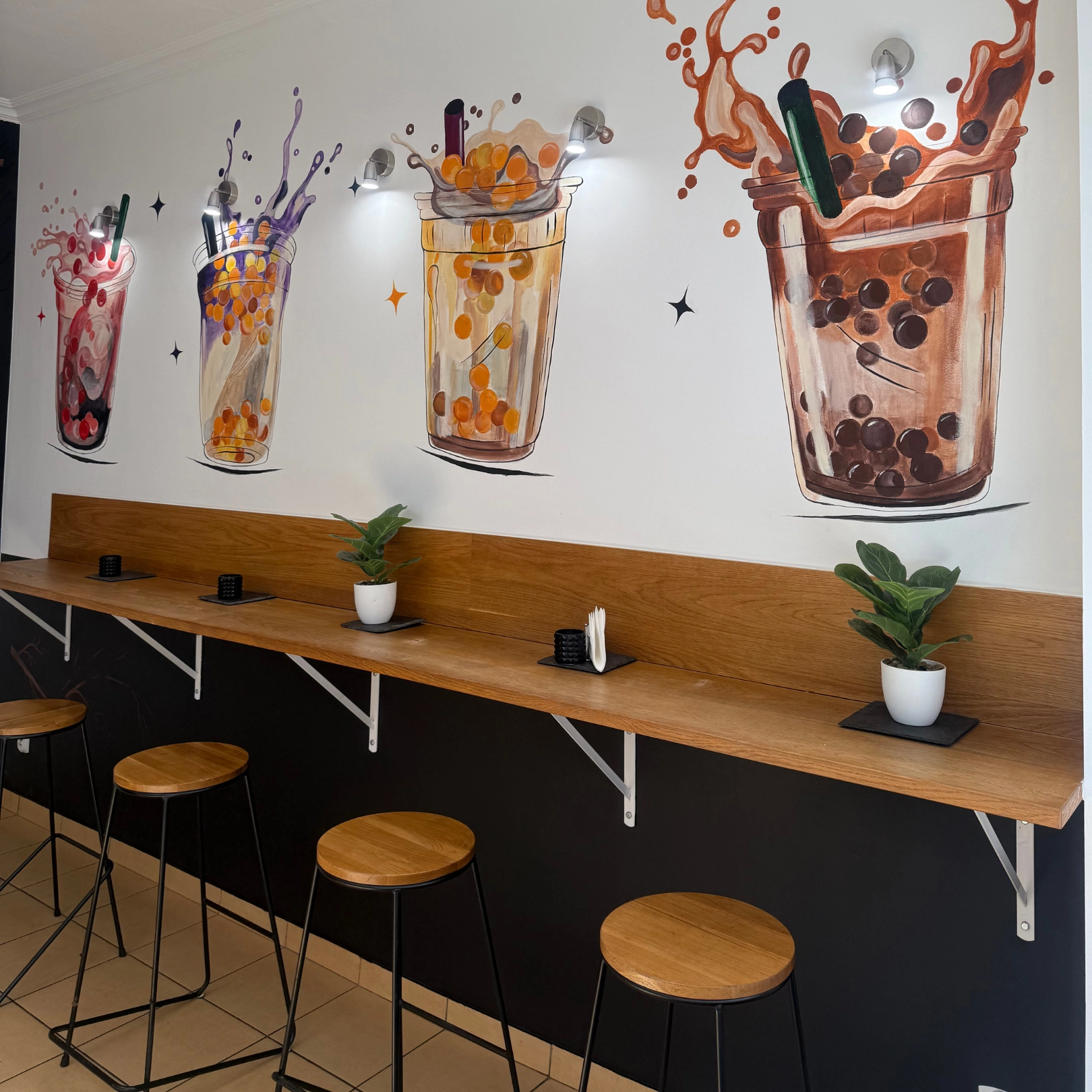 Wnętrze lokalu ROLKA na Rynku 36 w Legnicy – miejsca przy barze i murale z bubble tea